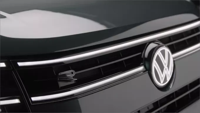 D&eacute;tail de la calandre du Volkswagen Atlas 2027 avec embl&egrave;me R-Line, illustrant les versions &agrave; venir du VUS.