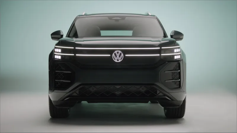 Vue avant du Volkswagen Atlas 2027, mettant en valeur sa signature lumineuse et son style modernis&eacute;.