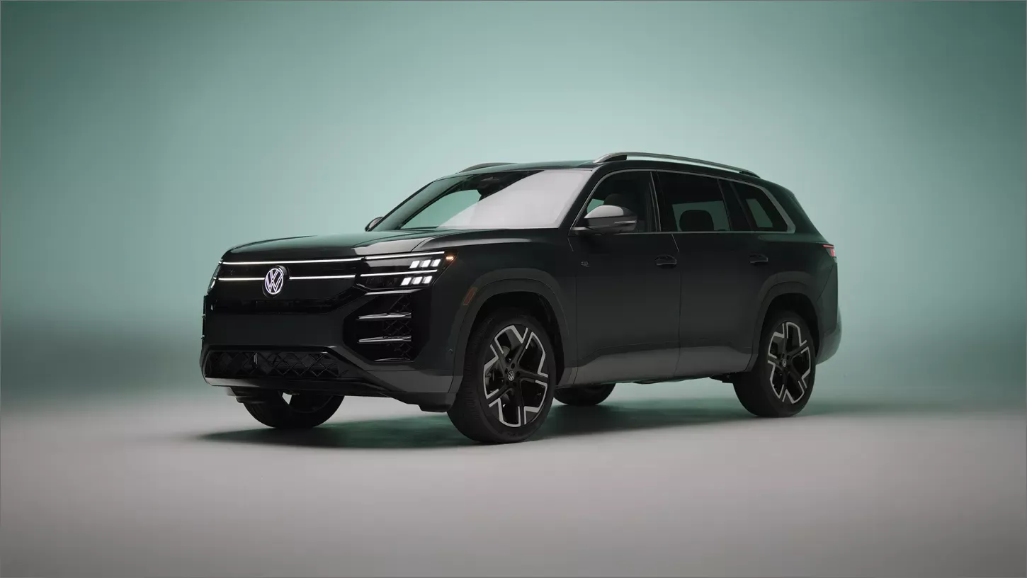 Volkswagen Atlas 2027 vu de trois quarts en studio, illustrant le design ext&eacute;rieur renouvel&eacute; du VUS.