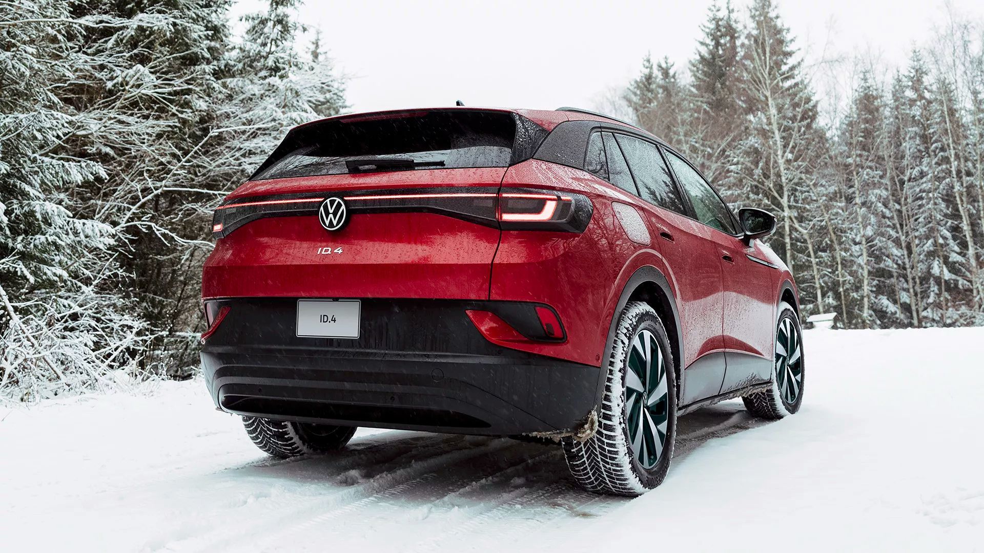 3/4 rear view of the Volkswagen iD.4 2024 driving in the snow.