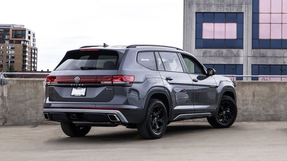 3/4 rear view of the Volkswagen Atlas 2024 parked on top of a building.