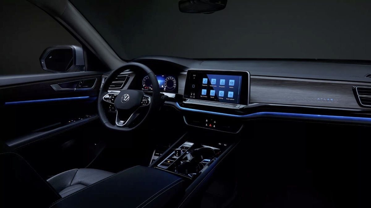 Large view of the Volkswagen Atlas 2024 dashboard.