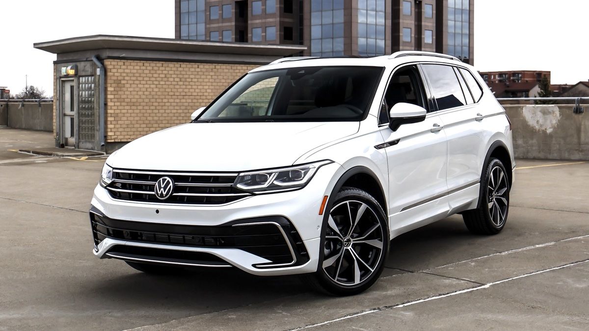 Vue 3/4 avant du Volkswagen Tiguan 2024 stationné en haut d'un immeuble.