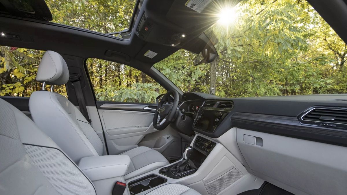 Grande Vue sur le tableau de bord et sur la technologie du Volkswagen Tiguan 2024.