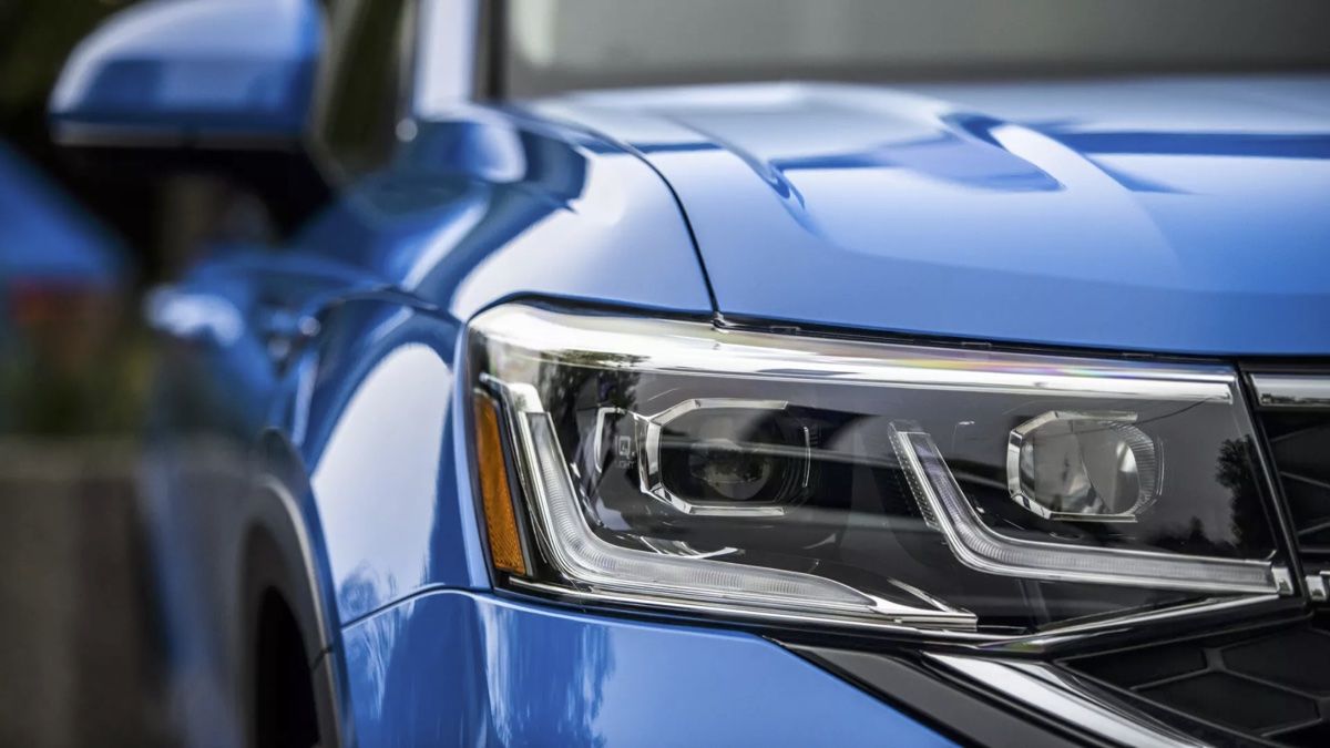 Close-up of the Volkswagen Taos 2024's headlights and curves.