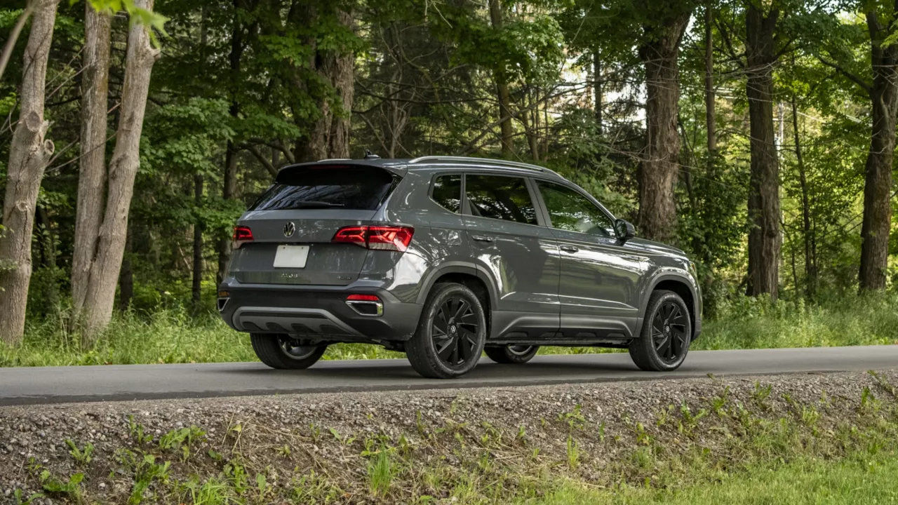 Vue 3/4 arrière du Volkswagen Taos 2024.