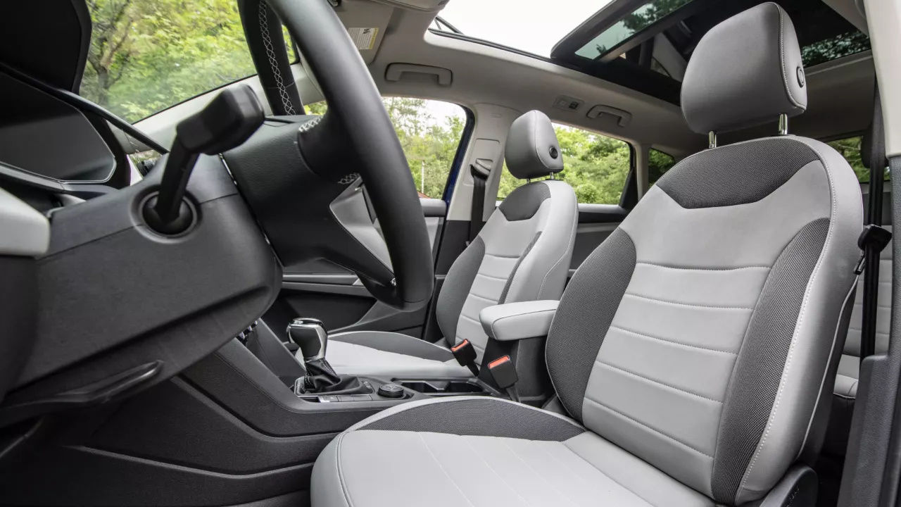 Nice view of the seats, center armrest and gearshift lever of the Volkswagen Taos 2024.