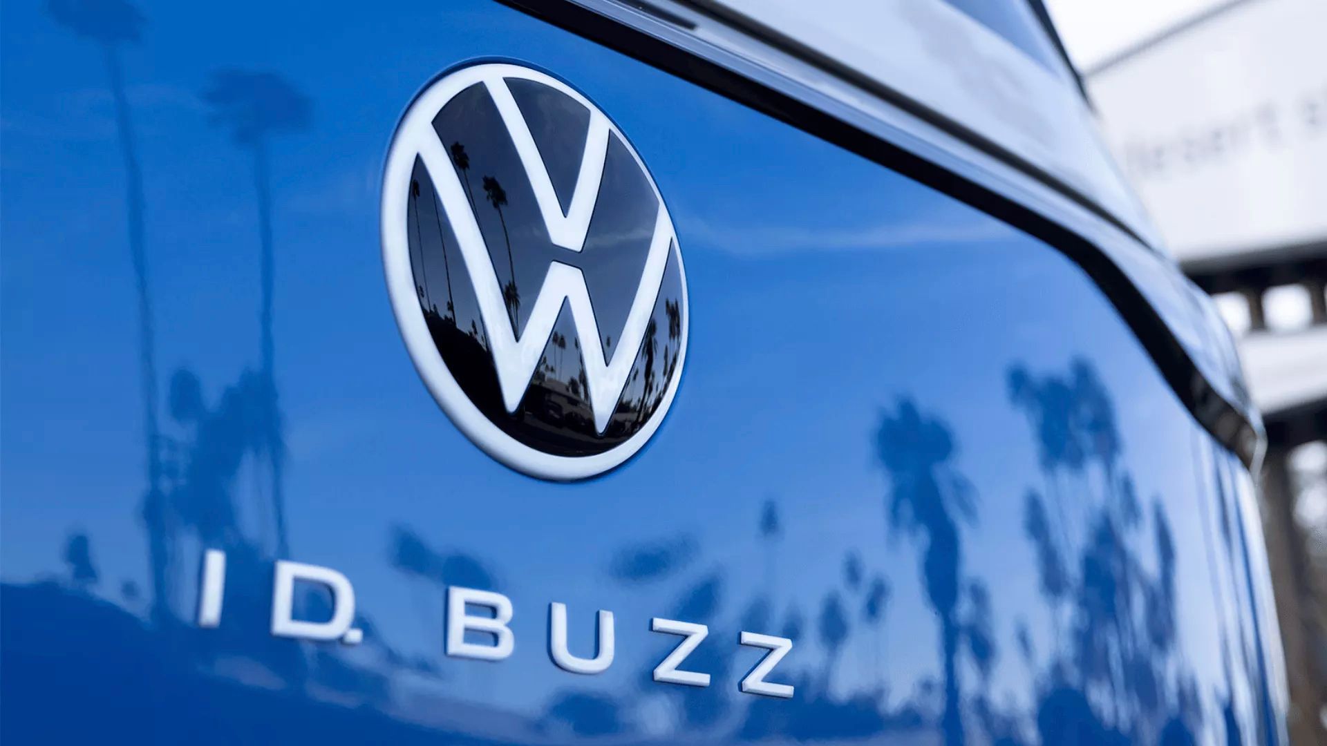 Gros plan sur le logo volkswagen de l’ID.Buzz 2025.