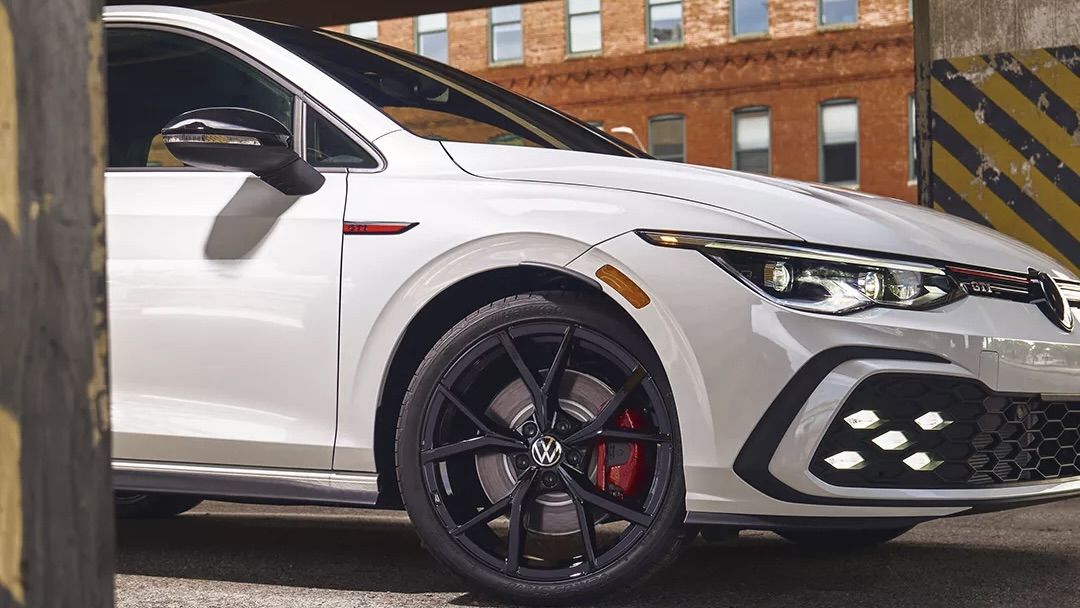 Close-up view of the right front end and rims of the Volkswagen Golf GTI 2024.