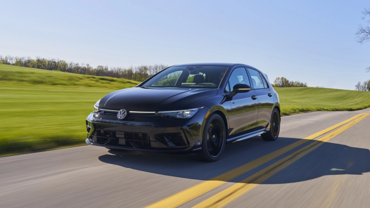 Volkswagen Golf R 2026 noire sur la route, une compacte sportive avec rouage int&eacute;gral 4MOTION.