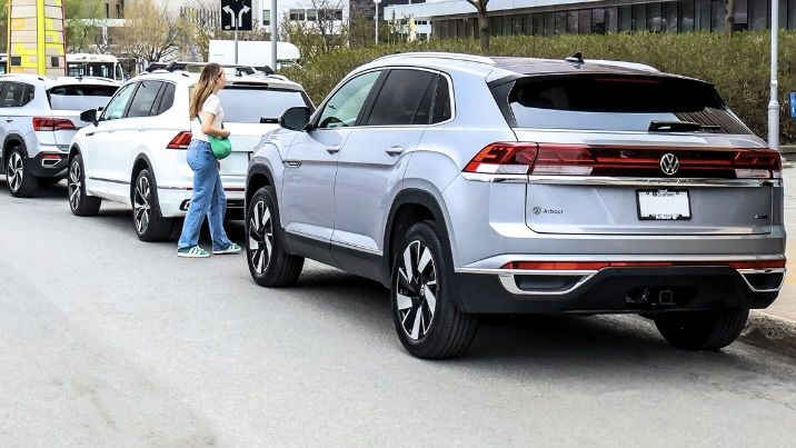 Vue 3/4 arrière du Volkswagen Atlas Cross Sport.