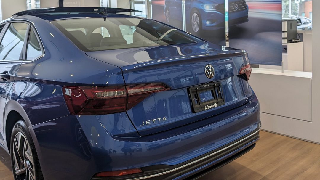 Vue arrière de la Volkswagen Jetta 2024 chez le concessionnaire Arbour Volkswagen.