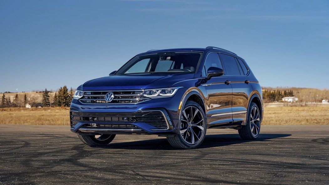 Vue 3/4 avant du Volkswagen Tiguan 2024 garé sur une surface asphalté.