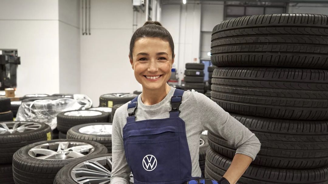 Volkswagen service center, offering advice on changing winter tires and purchasing new sets.