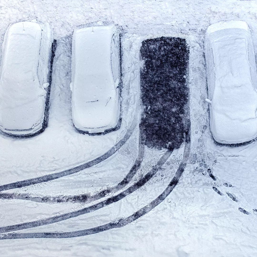 A group of cars parked in the snow, reminding us of the importance of changing our winter tires in Laval.