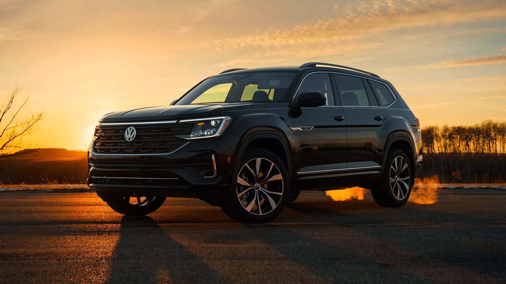 Volkswagen Atlas 2026 noir pr&eacute;sent&eacute; de trois quarts avant.