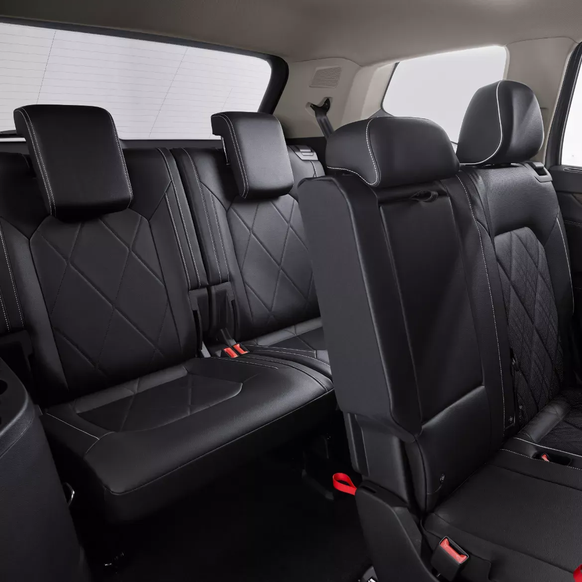 Troisi&egrave;me rang&eacute;e de si&egrave;ges du Volkswagen Atlas 2026 &agrave; 7 places.