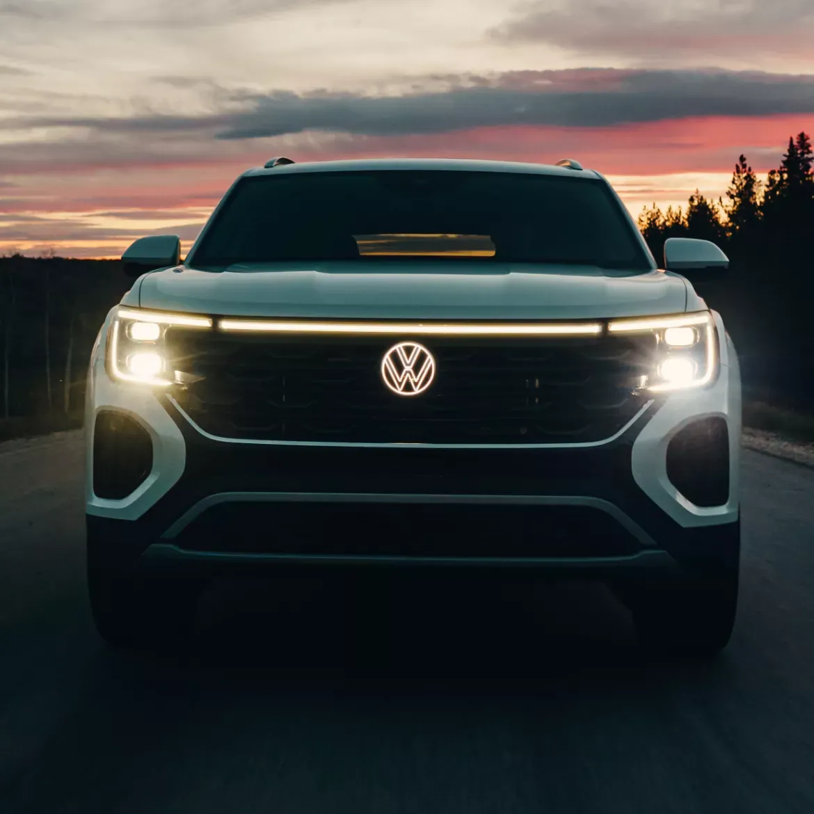 Volkswagen Atlas Cross Sport 2026 vu de face avec phares allum&eacute;s.