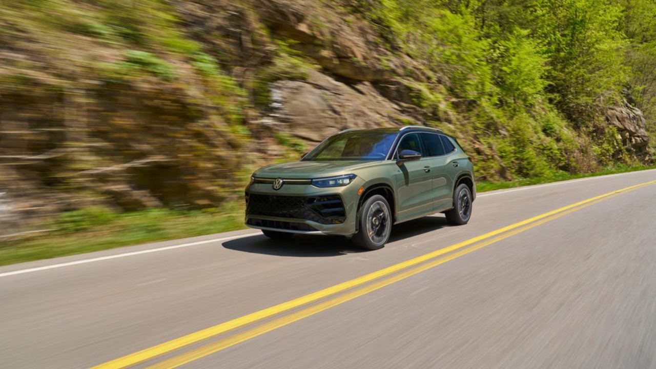vue latérale avant d'une VW Tiguan 2026