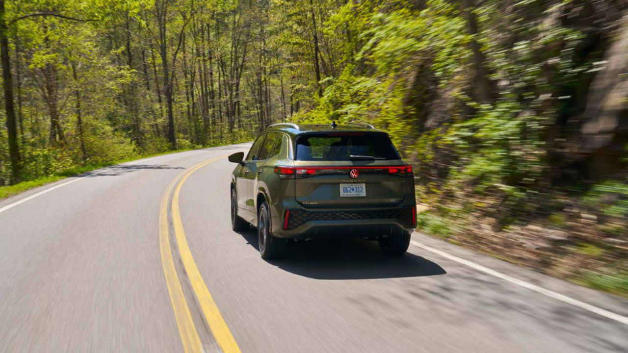 vue latérale arrière d'une VW Tiguan 2026