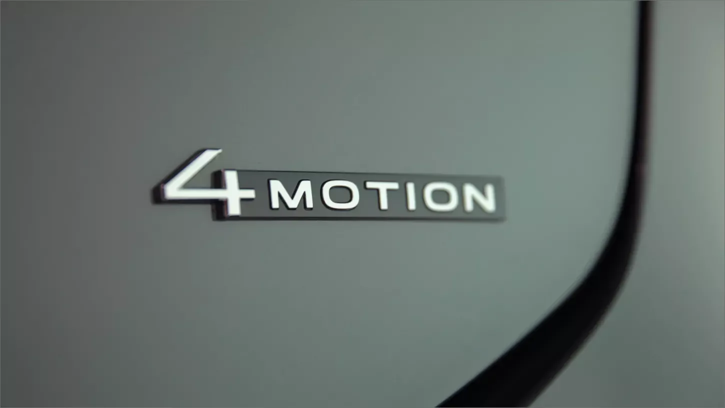 Embl&egrave;me 4MOTION sur un v&eacute;hicule Volkswagen, un rouage int&eacute;gral qui adapte la traction selon les conditions de route.
