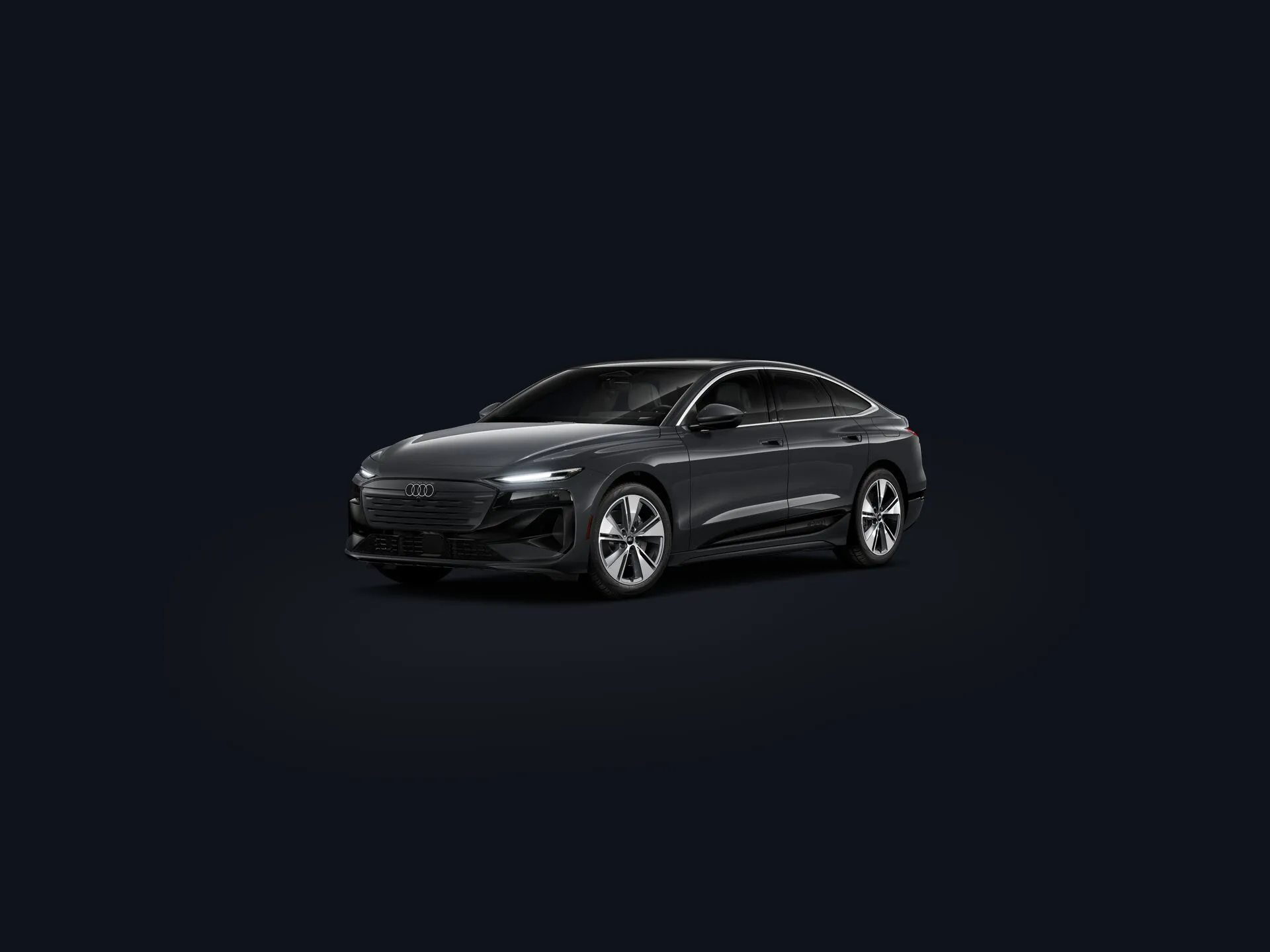 Audi A6 e-tron noire en studio, illustrant une berline &eacute;lectrique de luxe parmi les grandes marques de voitures &eacute;lectriques.