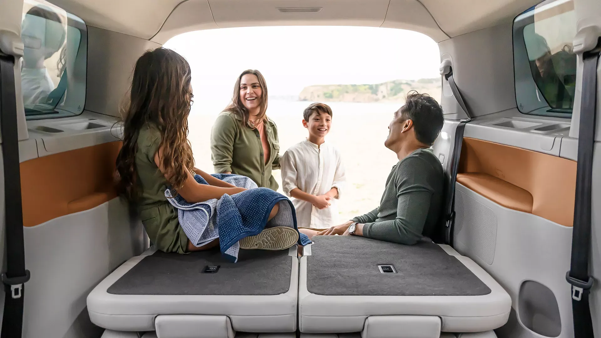Famille dans l&rsquo;habitacle du Volkswagen ID. Buzz 2025, illustrant le confort et l&rsquo;espace d&rsquo;un v&eacute;hicule &eacute;lectrique familial.
