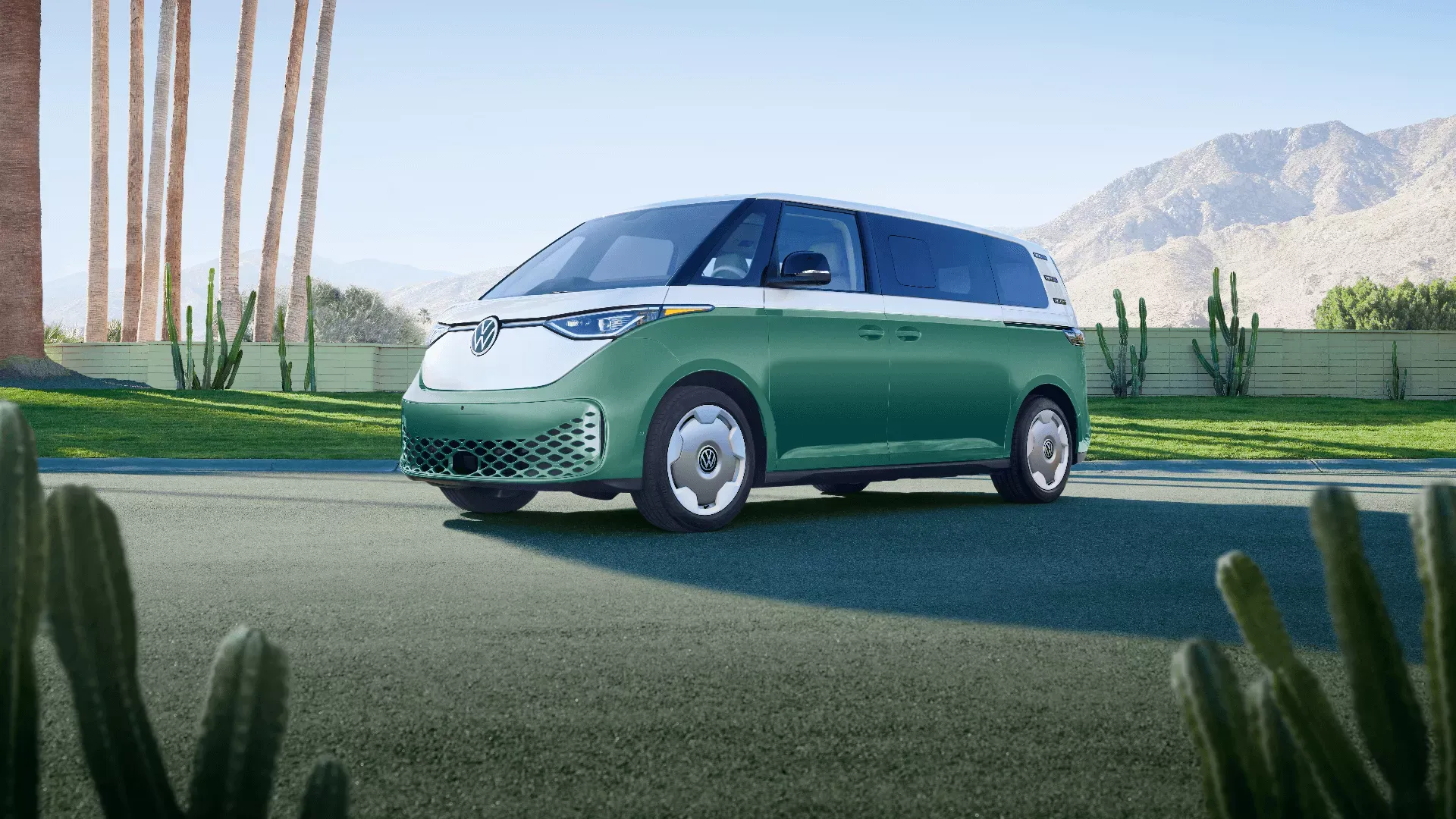 Volkswagen ID. Buzz 2025 vert et blanc sur la route, illustrant un v&eacute;hicule &eacute;lectrique familial au design r&eacute;tro.