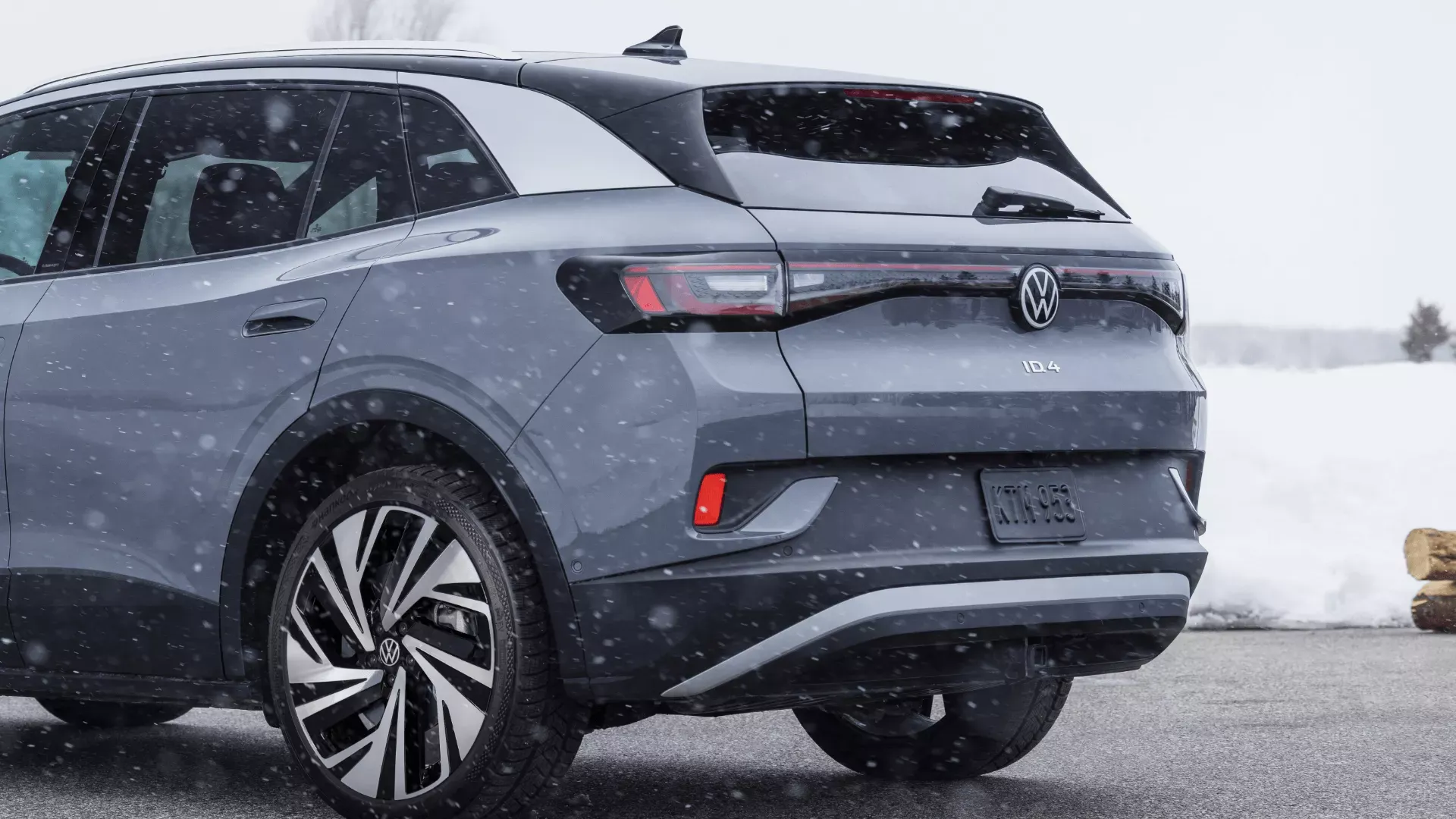Volkswagen ID.4 2024 vu de l&rsquo;arri&egrave;re sous la neige, illustrant un VUS &eacute;lectrique populaire parmi les marques de voitures &eacute;lectriques.