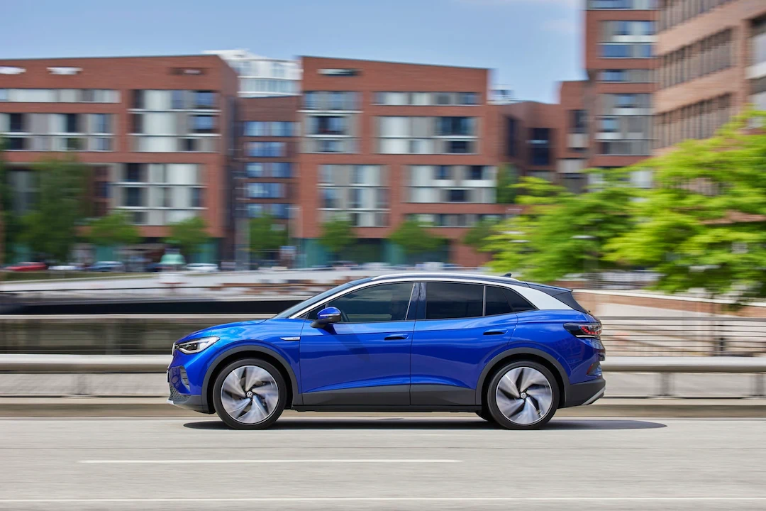 Blue 2025 Volkswagen ID.4 in the city, to choose between 4MOTION and Quattro based on your use.