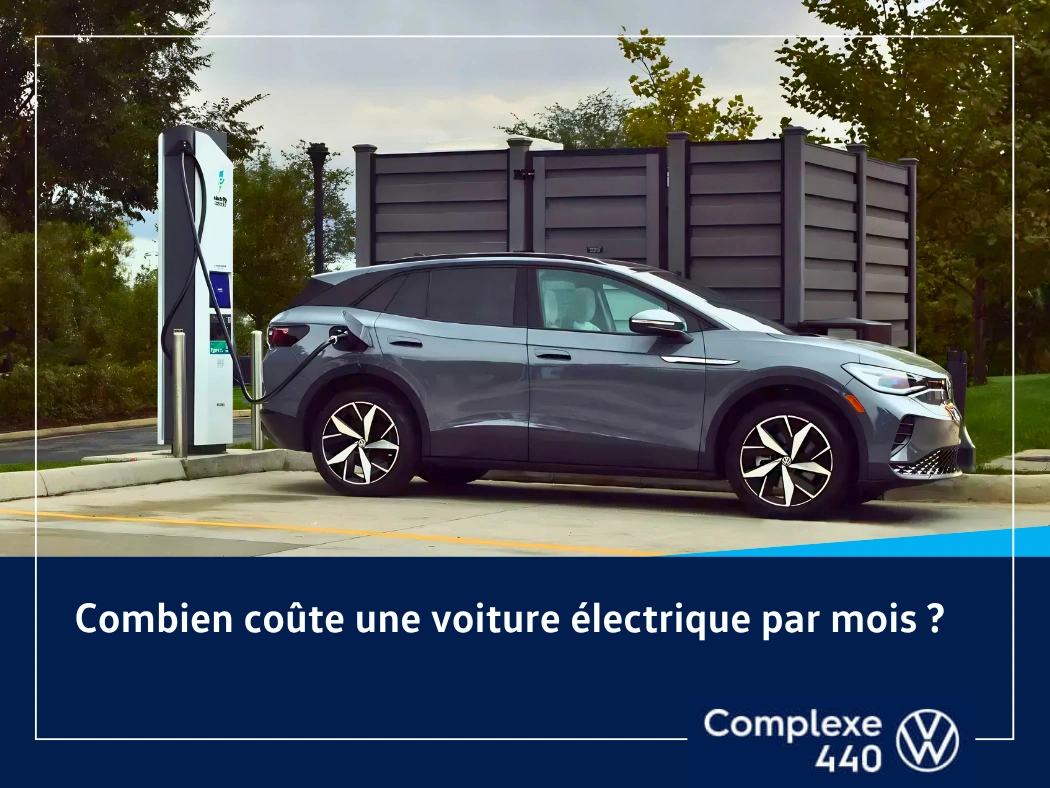 Volkswagen ID.4 branché à une borne de recharge pour illustrer le coût mensuel d’une voiture électrique.