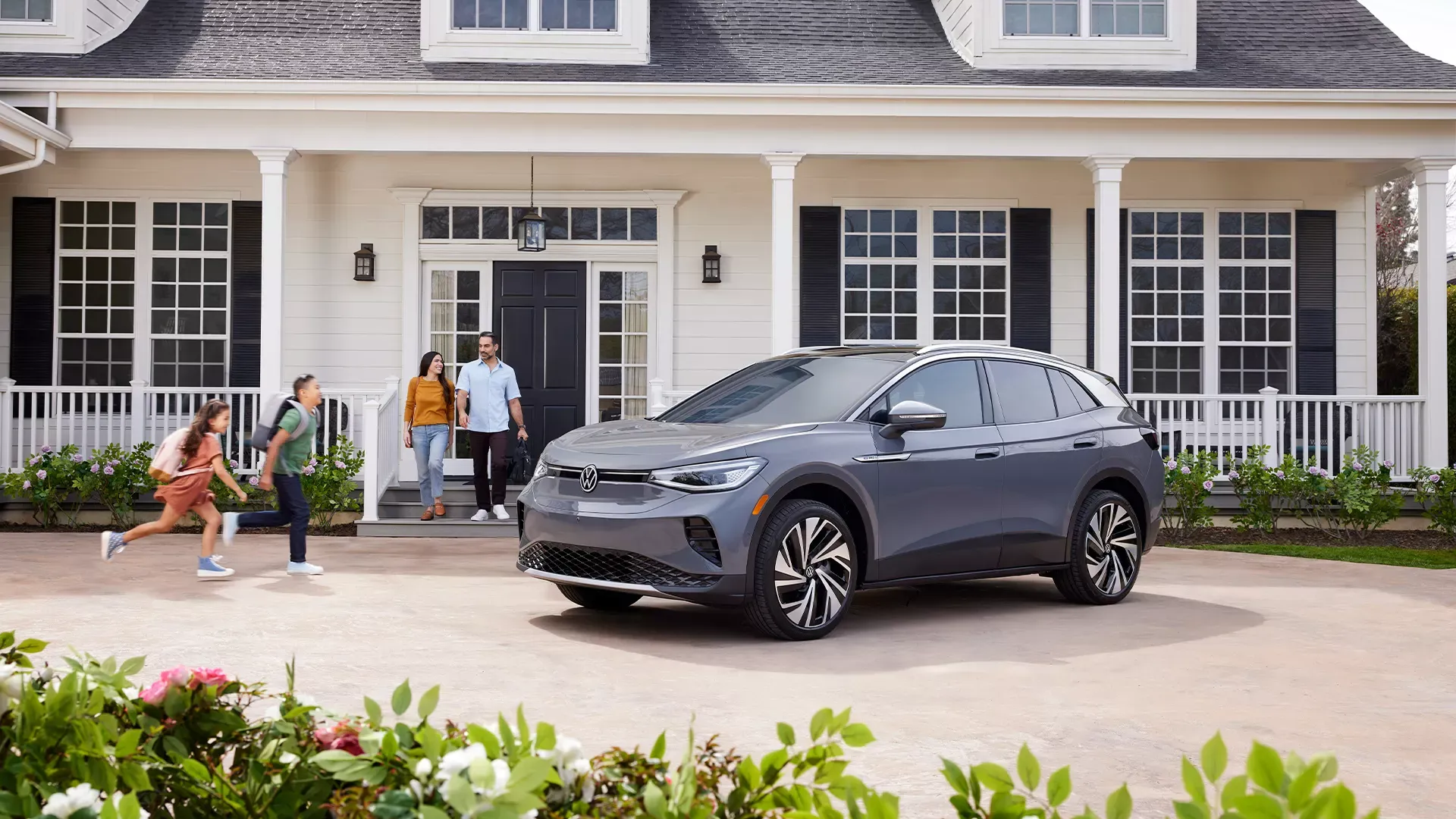 Volkswagen ID.4 stationn&eacute; devant une maison pour illustrer l&rsquo;entretien d&rsquo;une voiture soi-m&ecirc;me.