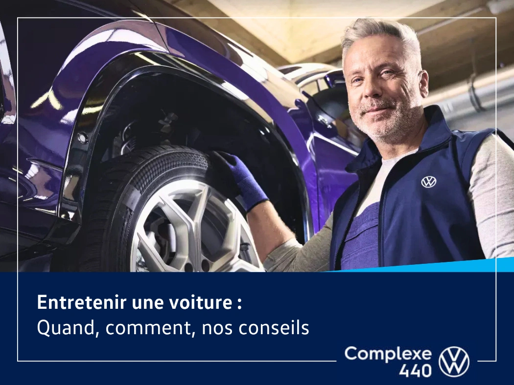 Technicien Volkswagen inspectant une roue pour expliquer quand et comment entretenir une voiture.