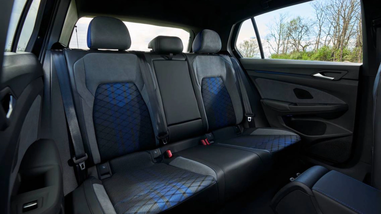 Banquette arri&egrave;re de la Volkswagen Golf R 2026 avec si&egrave;ges sport et d&eacute;tails bleus.