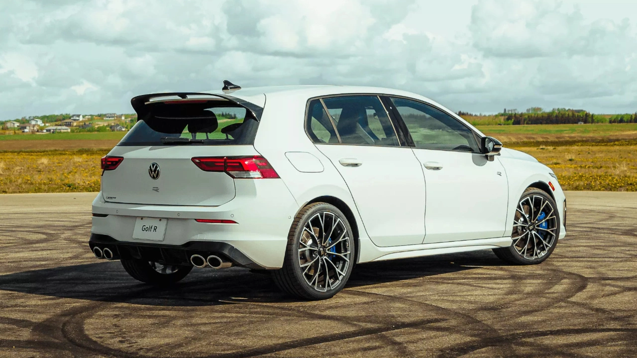 Volkswagen Golf R 2026 blanche vue arrière pour conclure le comparatif avec la Golf GTI.