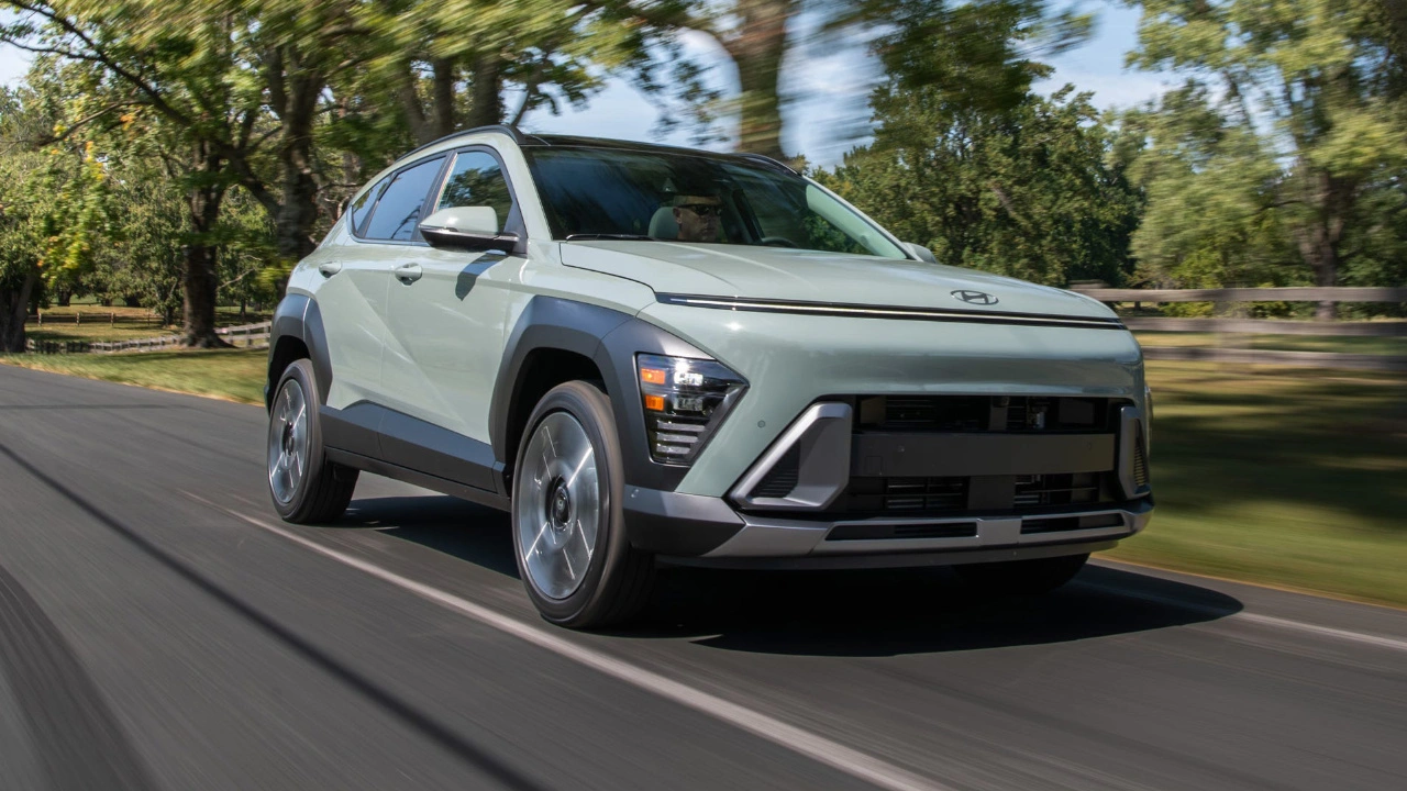 Hyundai Kona Electric 2026 pr&eacute;sent&eacute; comme VUS &eacute;lectrique compact &agrave; prix accessible.