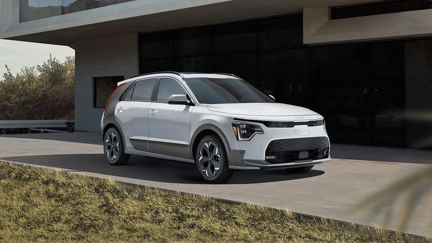Kia Niro EV 2026 blanc pr&eacute;sent&eacute; dans le classement des voitures &eacute;lectriques pas ch&egrave;res.