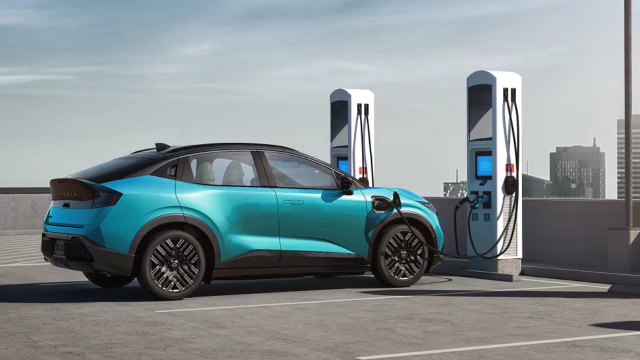 Nissan Leaf 2026 branch&eacute;e &agrave; une borne de recharge parmi les voitures &eacute;lectriques abordables.