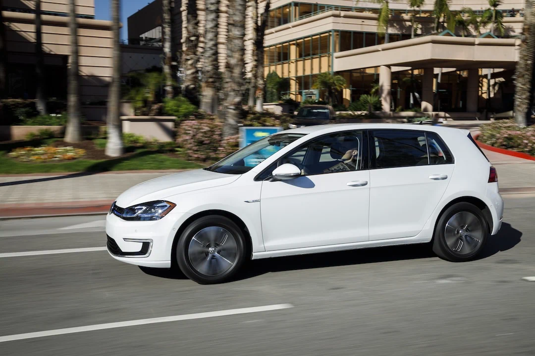 Volkswagen e-Golf d&rsquo;occasion blanche, une voiture &eacute;lectrique compacte et abordable.