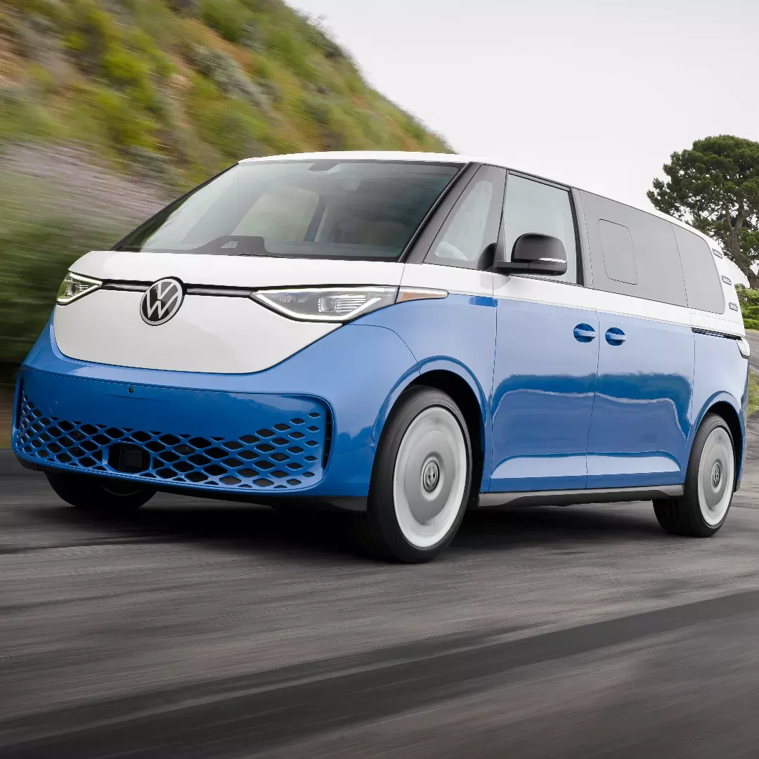 Volkswagen ID.Buzz 2025 bleu et blanc pr&eacute;sent&eacute; comme microbus &eacute;lectrique pour les longs voyages.