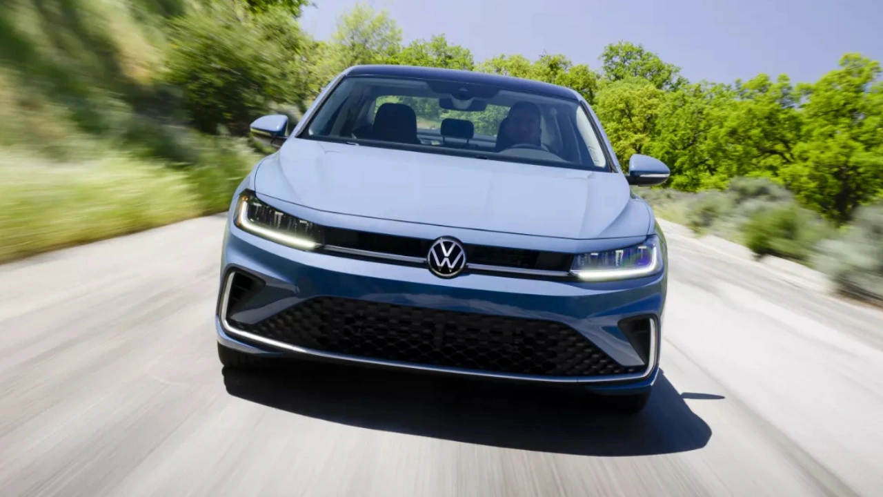 Volkswagen Jetta 2026 sur la route avec moteur turbocompressé de 1,5 L.