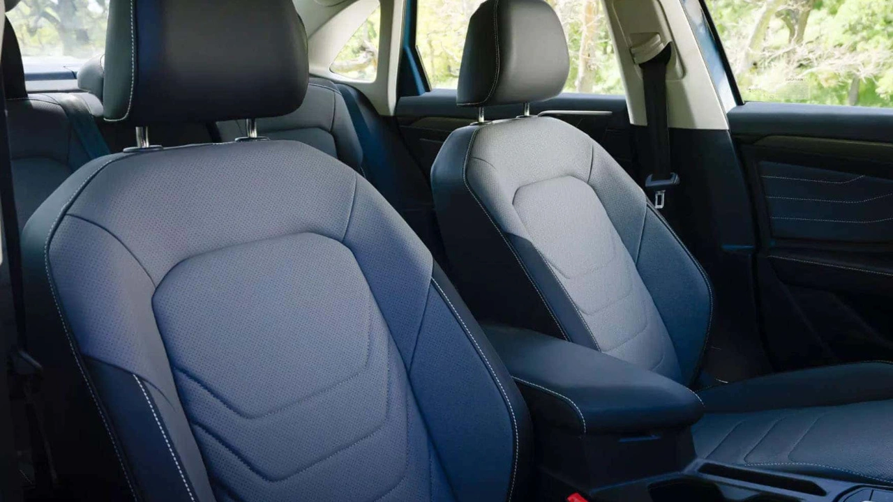 Sièges avant de la Volkswagen Jetta Comfortline 2026 avec confort et technologies ajoutés.
