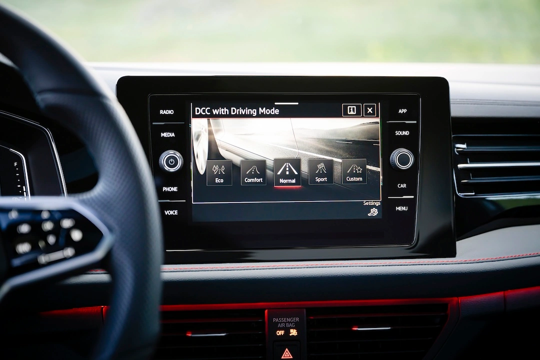 Volkswagen screen with DCC system and adaptive driving modes.
