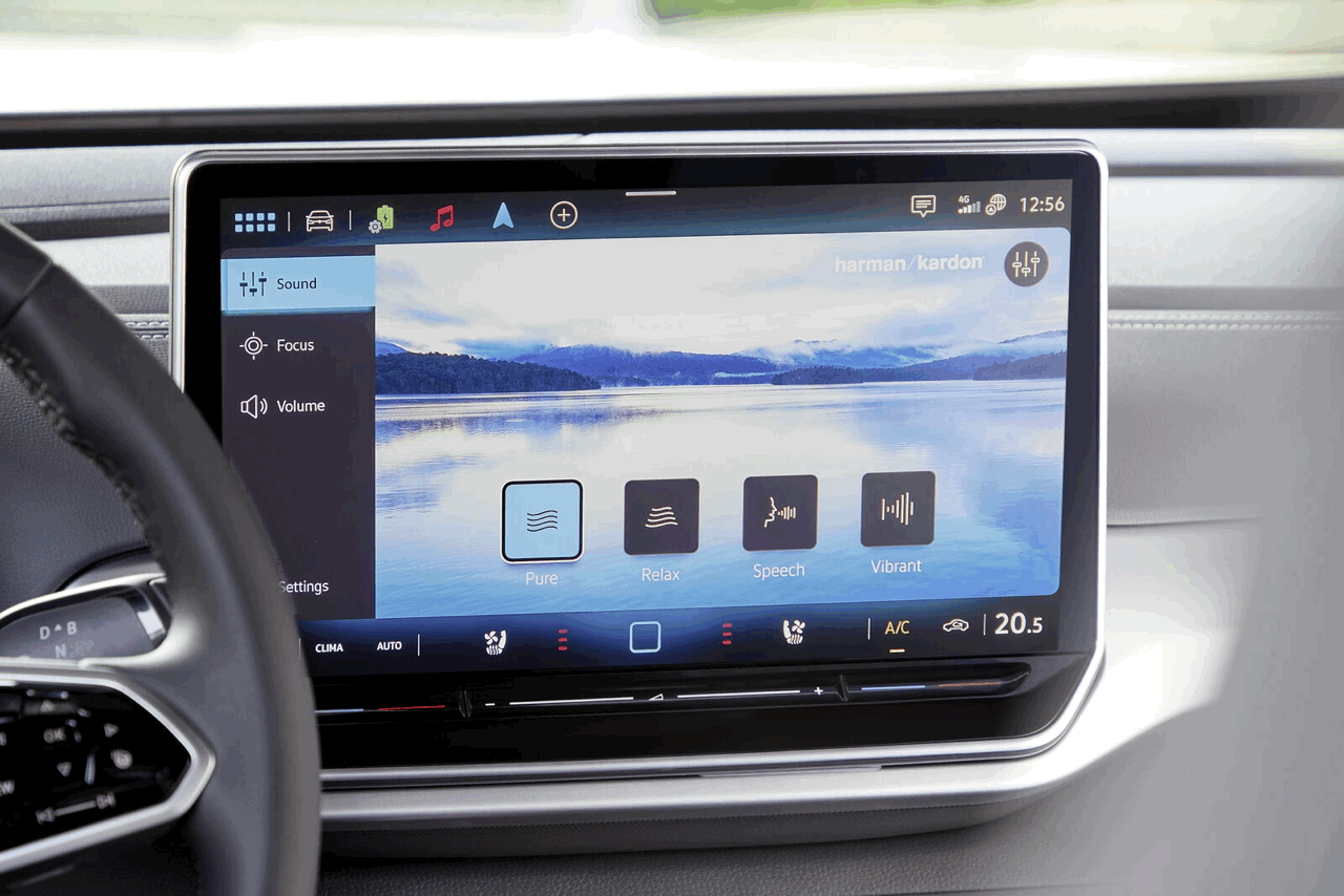 &Eacute;cran central du Volkswagen ID.4 2025 avec syst&egrave;me d&rsquo;infodivertissement revu.