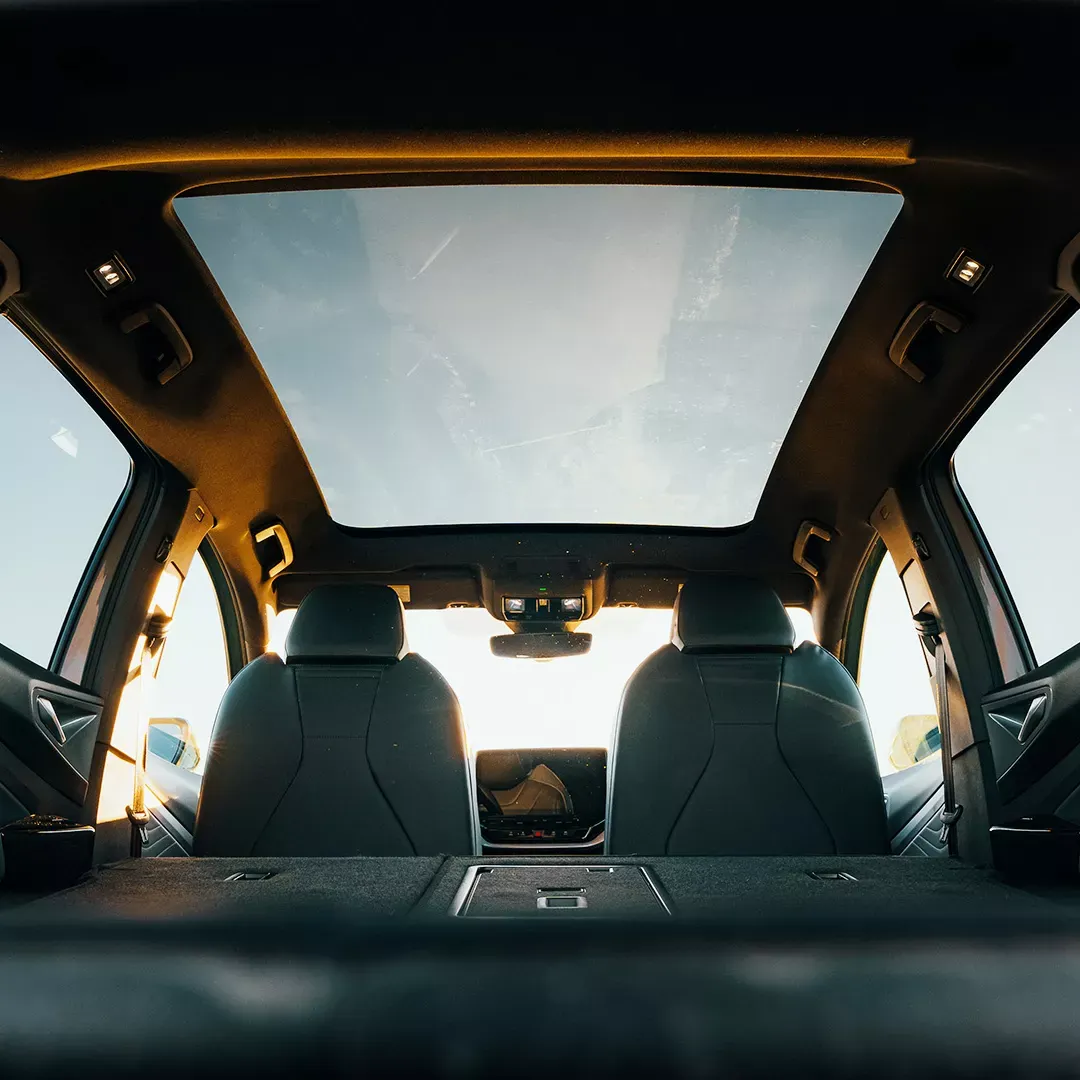 Int&eacute;rieur du Volkswagen ID.4 2025 avec toit panoramique et espace de chargement.