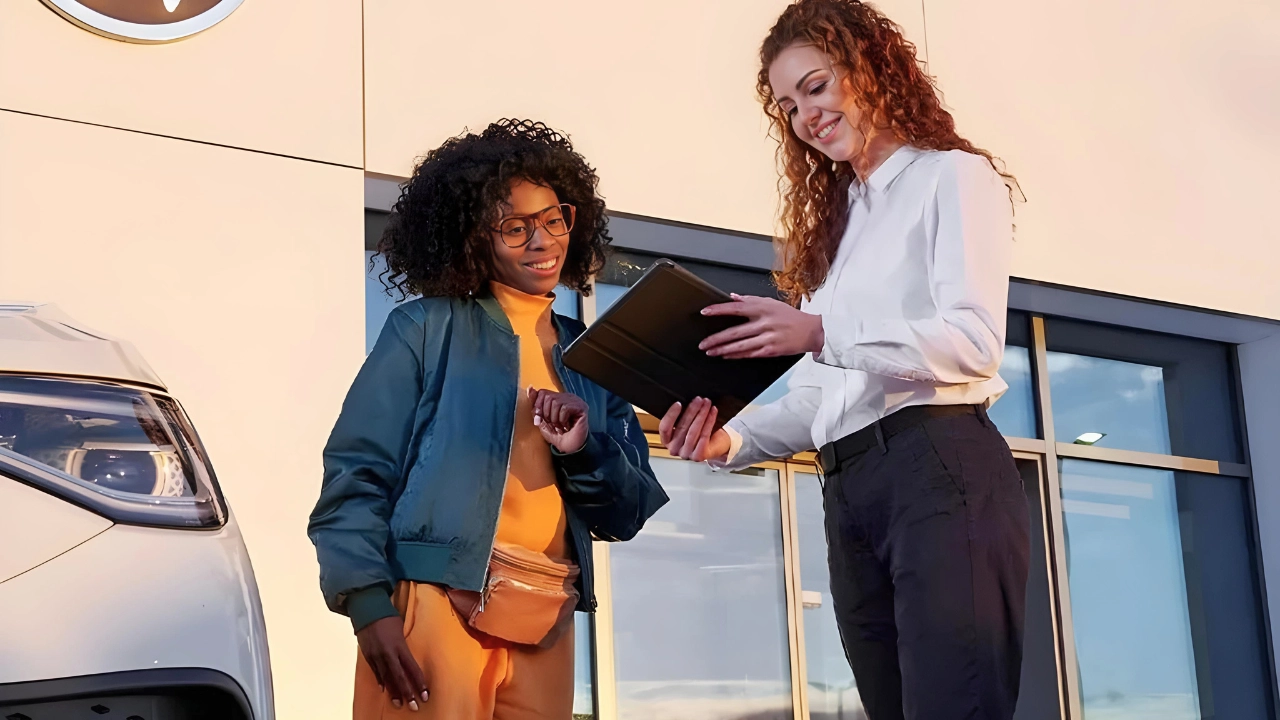 Customer and advisor for selling or trading a vehicle.
