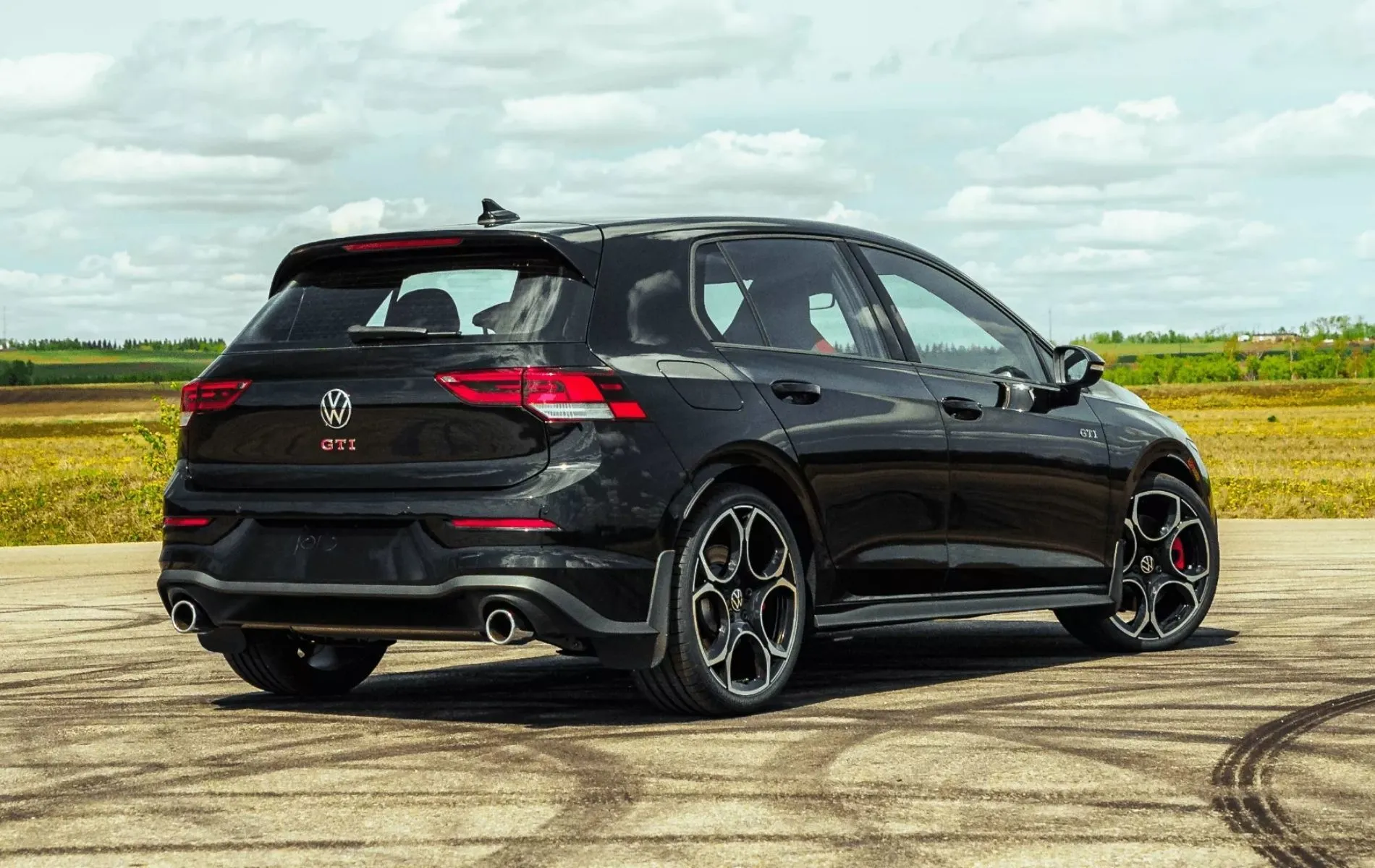 Volkswagen Golf GTI 2026 noire en vue arri&egrave;re.