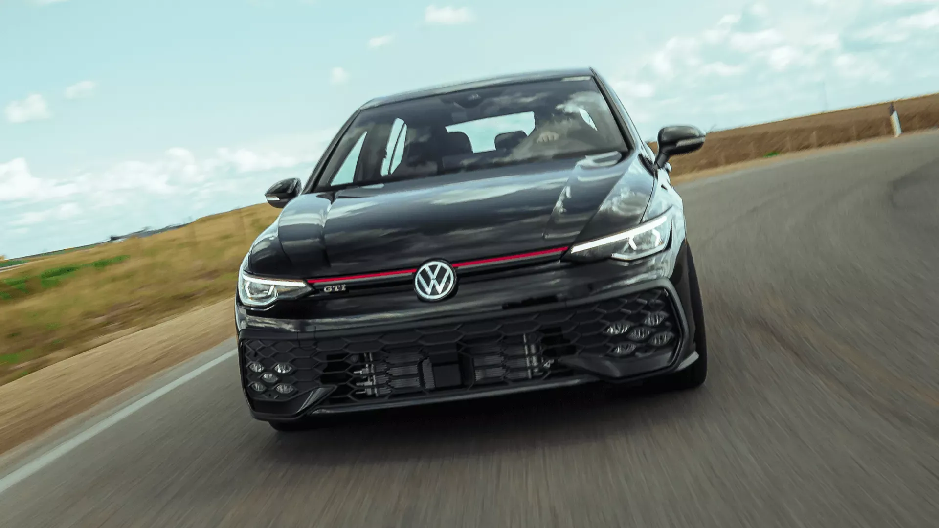Volkswagen Golf GTI 2026 noire sur la route.