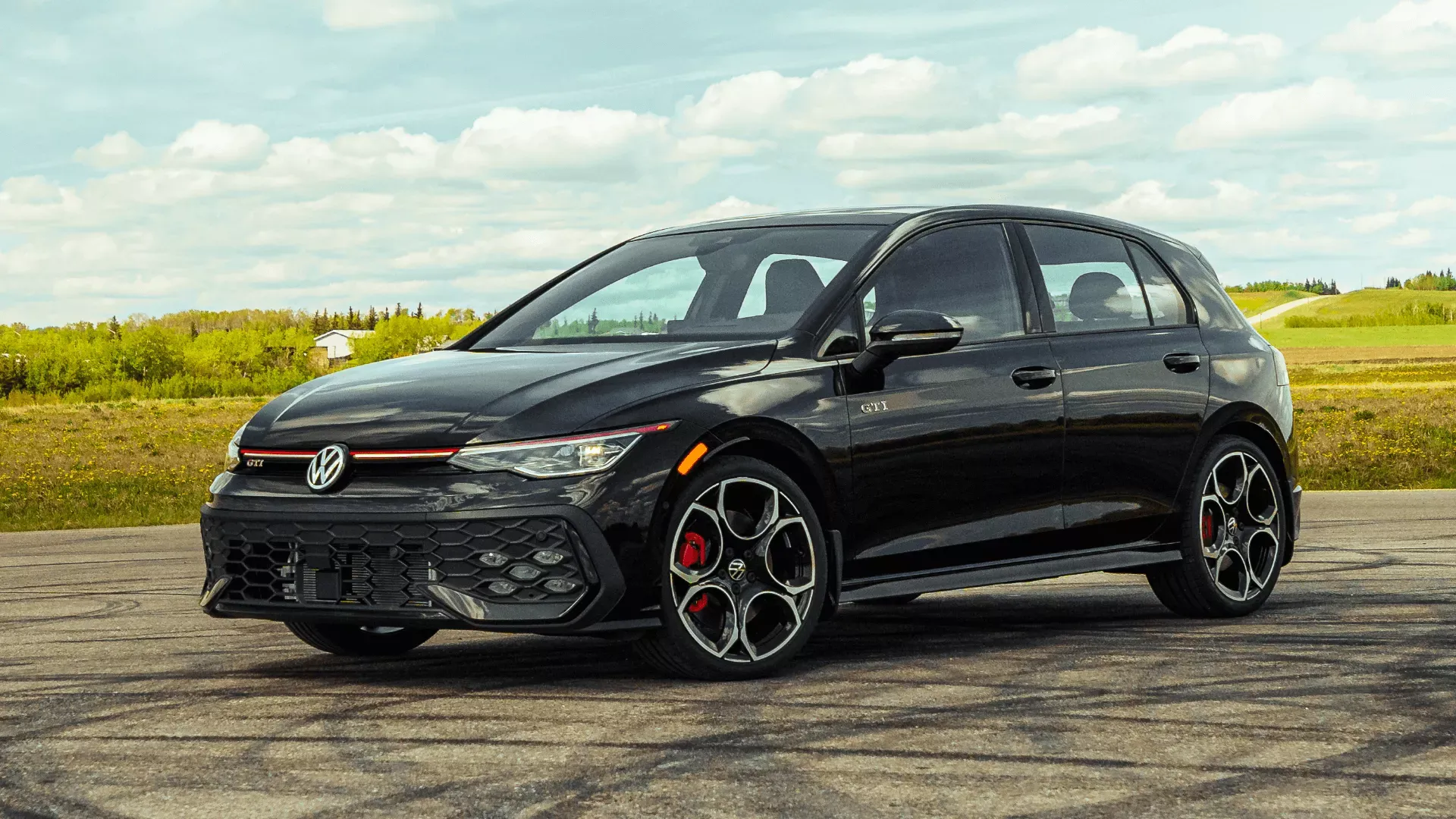 Volkswagen Golf GTI 2026 noire pour choisir une hatchback.