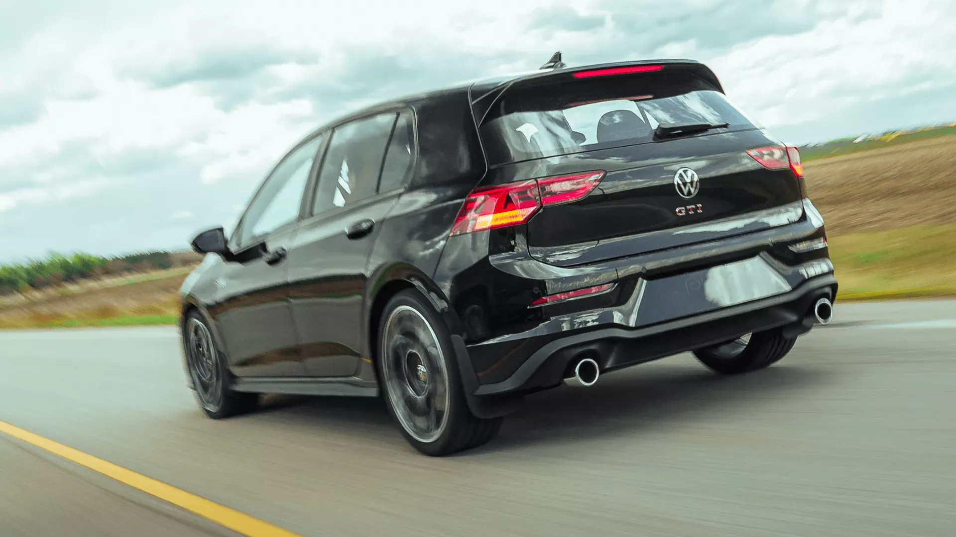 Volkswagen Golf GTI Hatchback 2026 noire sur la route.